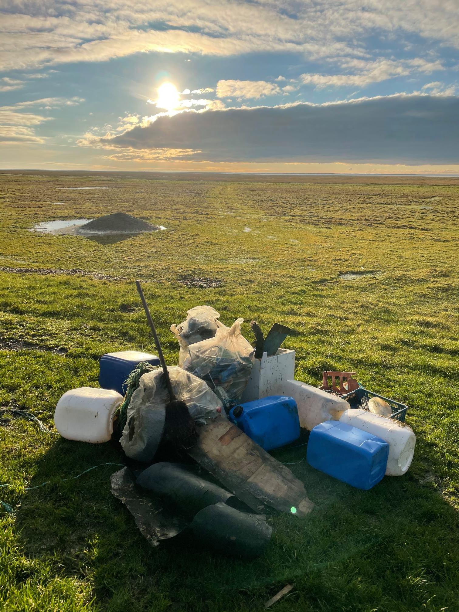 Foto d. 3. januar 2021 delt på Plastikstorm lukkede Facebook-side. På fotos fra d. 28. januar 2021 ses også 3 blå og 3 hvide dunke.