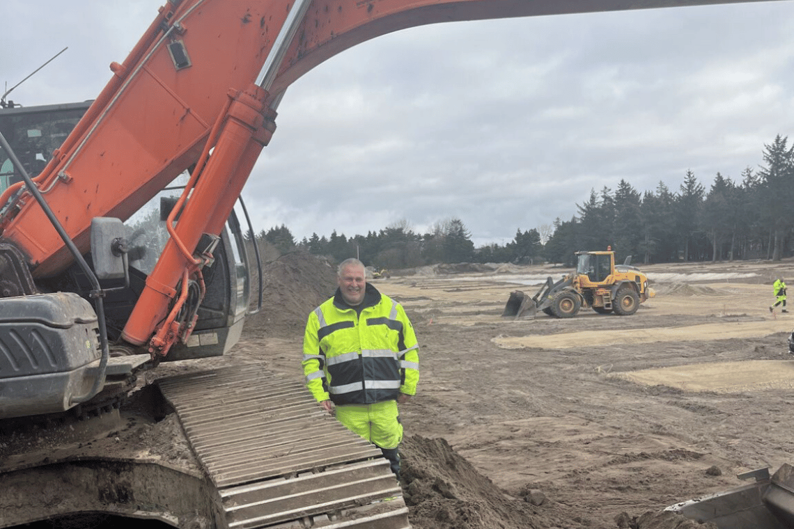 Freiberg Entreprenør A/S fejrer dozerkaptajnens 10-års jubilæum midt i Rømøs autocamper-udvidelse