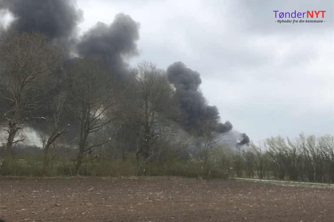 Stor brand vest for Rens: Giftig røg spærrer veje – Kraftig lugt af brændt plastik mærkes øst for branden