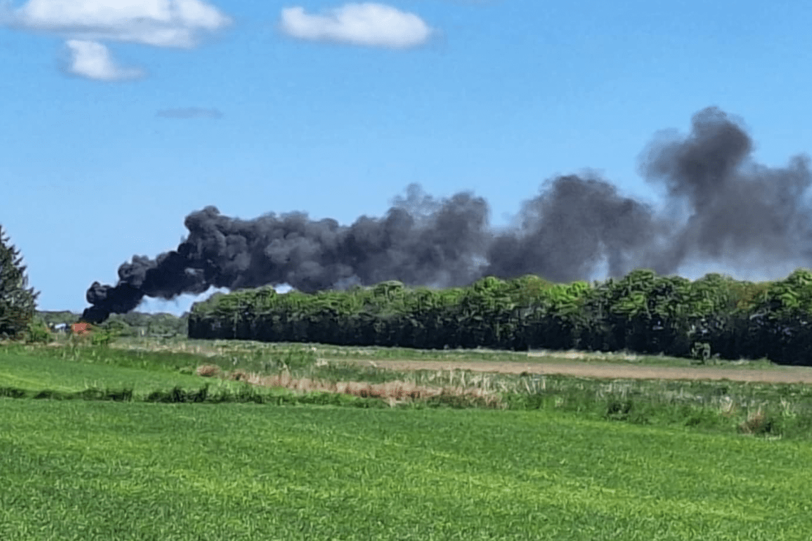 Voldsom brand i landbrugsredskab – sort røg kunne ses helt til Tønder