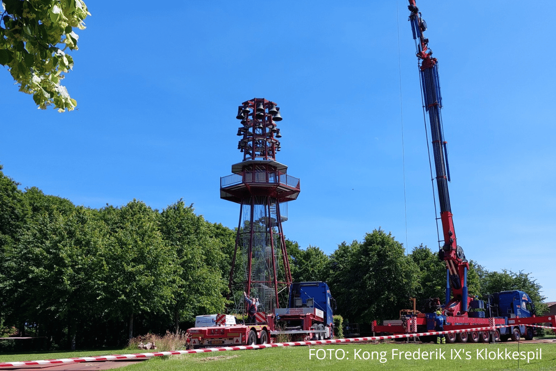 Kong Frederik IX's Klokkespil tårnet bliver sat på plads igen