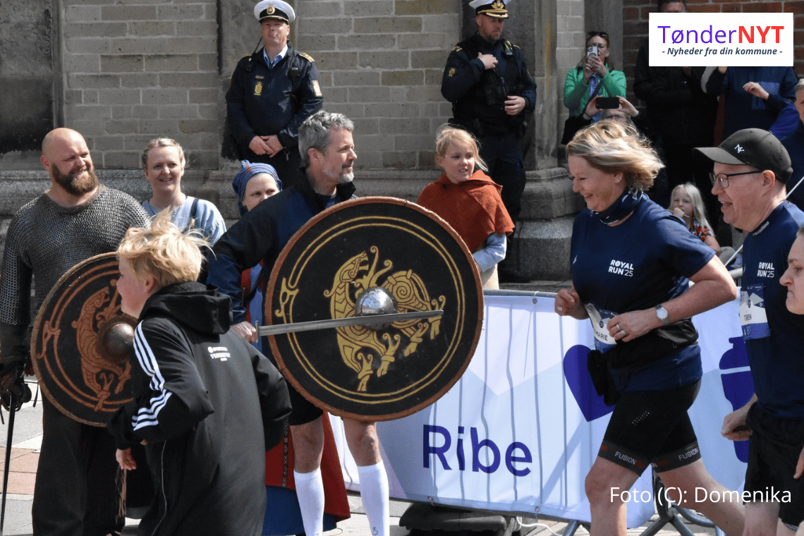 Ribe indtaget af vikingebåd og kongelig begejstring: Frederik skød Royal Run i gang på utraditionel vis