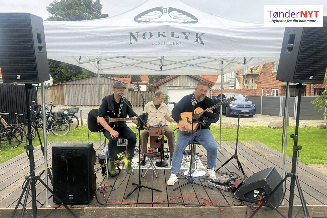 "Bare den trio" underholdte fredag aften hos "Ved Den Røde Plads" i Østergade i Tønder