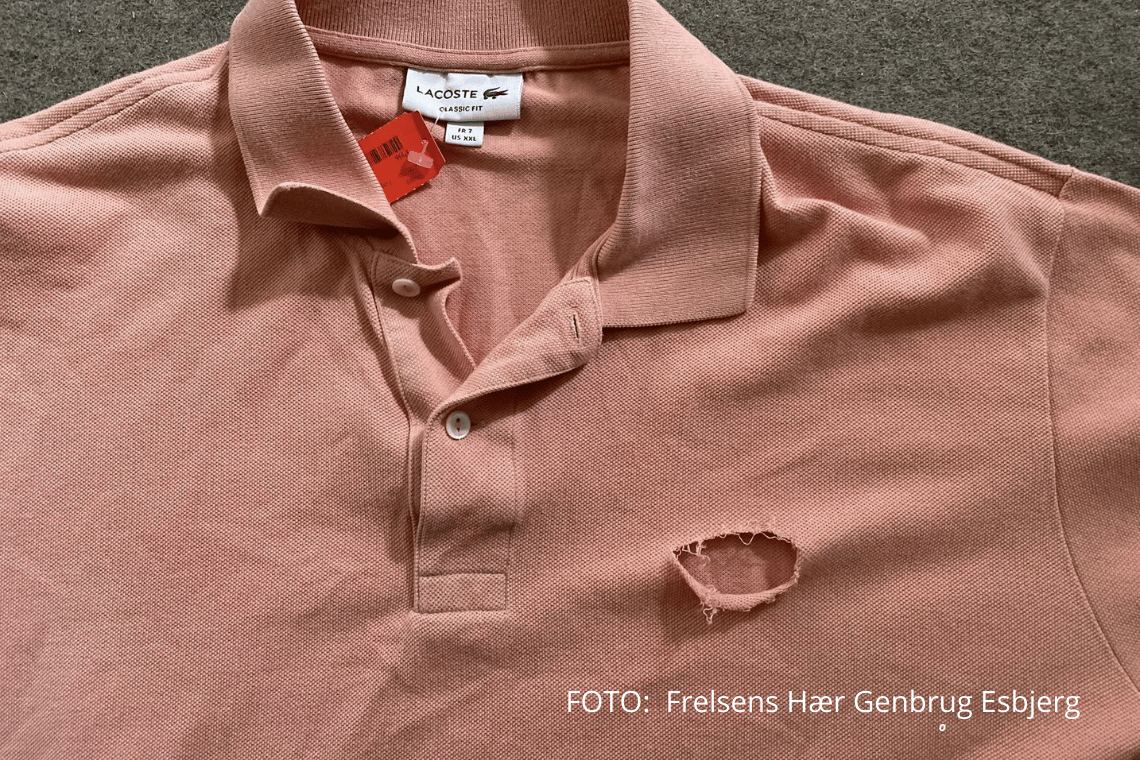 Usædvanligt tyveri i genbrugsbutik: Mærke klippet af trøje