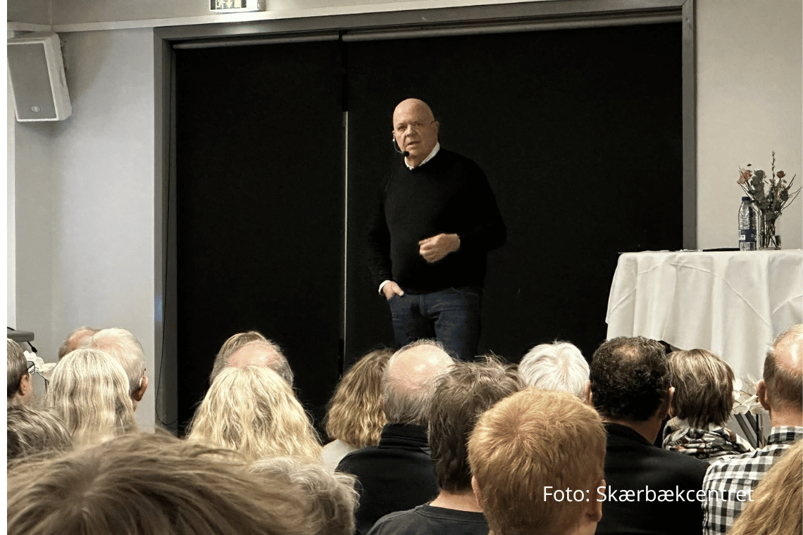 Fyldt sal i Skærbækcentret: TV-journalist Jes Dorph-Petersen trak 120 til foredrag