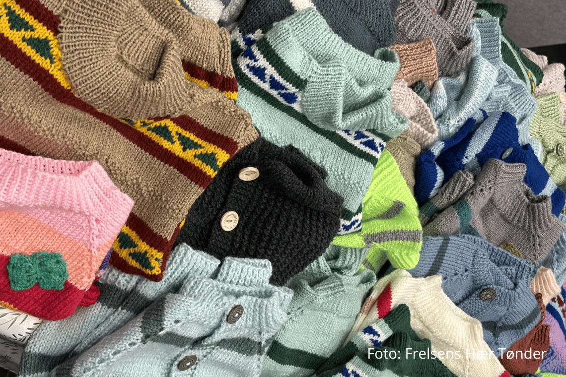 Varme til de mindste: Frelsens Hær i Tønder uddeler gratis børnestrik