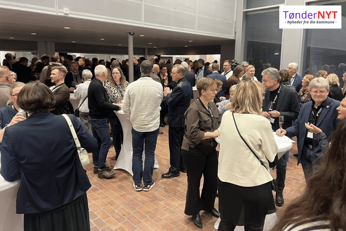 Klapsalver, grin og grønne ambitioner: Nytårskur samlede Tønder på rådhuset